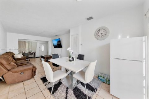 Villa ou maison à vendre à Miami, Floride: 3 chambres, 111.11 m2 № 1973401 - photo 27