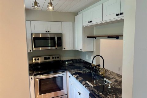 Condo in Sarasota, Florida, 1 bedroom  № 2225930 - photo 7