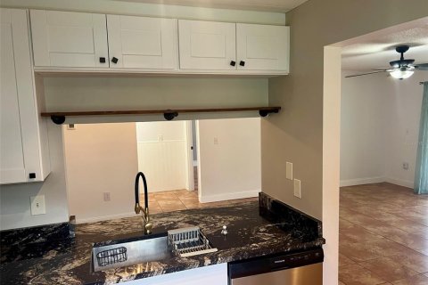 Condo in Sarasota, Florida, 1 bedroom  № 2225930 - photo 6