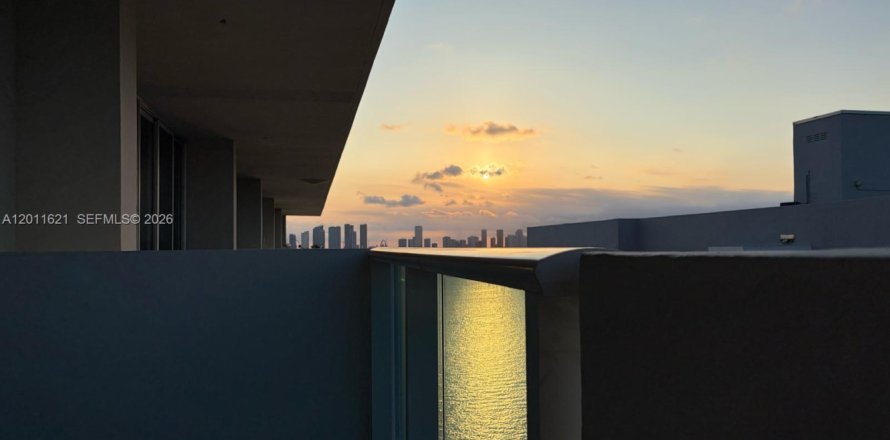 Condominio en Miami Beach, Florida, 1 dormitorio  № 2075299