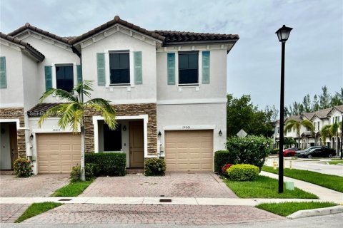 Снять в аренду таунхаус в Майами, Флорида 3 спальни, 169.27м2, № 1987061 - фото 1