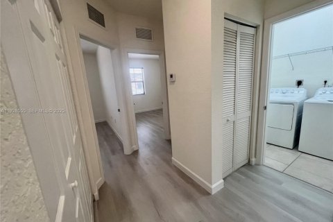 Снять в аренду таунхаус в Майами, Флорида 3 спальни, 169.27м2, № 1987061 - фото 21