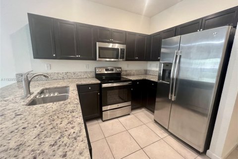 Снять в аренду таунхаус в Майами, Флорида 3 спальни, 169.27м2, № 1987061 - фото 6