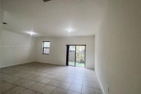 Снять в аренду таунхаус в Майами, Флорида 3 спальни, 169.27м2, № 1987061 - фото 12