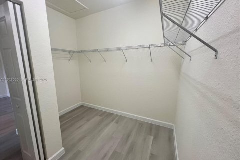 Снять в аренду таунхаус в Майами, Флорида 3 спальни, 169.27м2, № 1987061 - фото 19