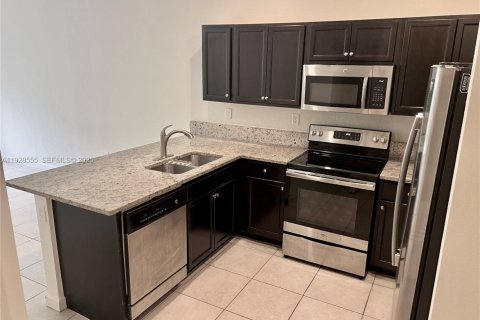 Снять в аренду таунхаус в Майами, Флорида 3 спальни, 169.27м2, № 1987061 - фото 5