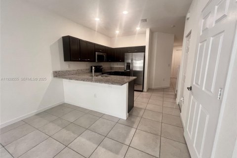 Снять в аренду таунхаус в Майами, Флорида 3 спальни, 169.27м2, № 1987061 - фото 9