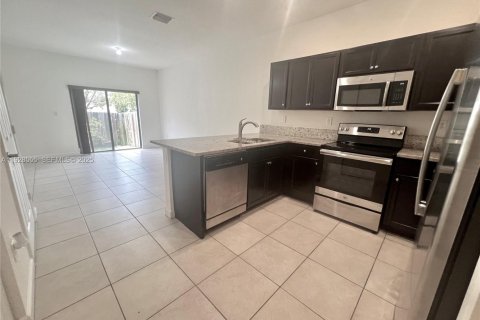 Снять в аренду таунхаус в Майами, Флорида 3 спальни, 169.27м2, № 1987061 - фото 4