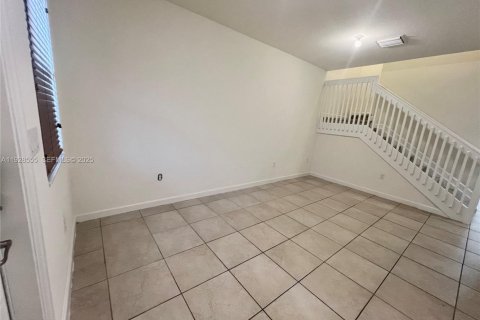 Снять в аренду таунхаус в Майами, Флорида 3 спальни, 169.27м2, № 1987061 - фото 2