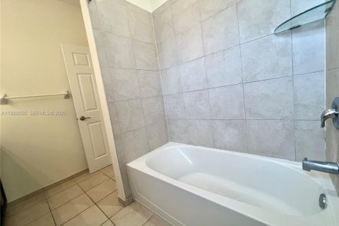 Снять в аренду таунхаус в Майами, Флорида 3 спальни, 169.27м2, № 1987061 - фото 28