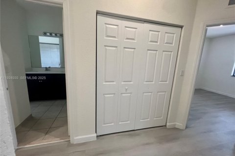 Снять в аренду таунхаус в Майами, Флорида 3 спальни, 169.27м2, № 1987061 - фото 26