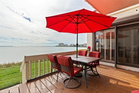 Townhouse in Saint Petersburg, Florida 3 bedrooms, 176.98 sq.m. № 2142046 - photo 22