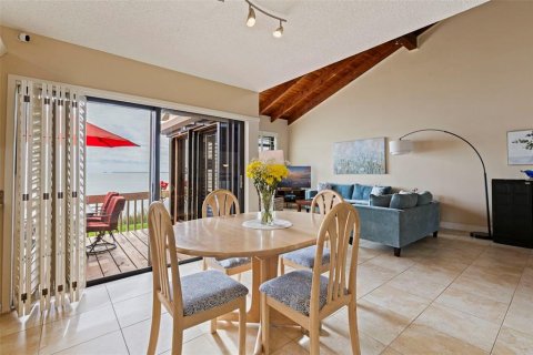 Townhouse in Saint Petersburg, Florida 3 bedrooms, 176.98 sq.m. № 2142046 - photo 9