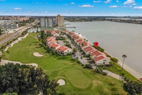 Townhouse in Saint Petersburg, Florida 3 bedrooms, 176.98 sq.m. № 2142046 - photo 27