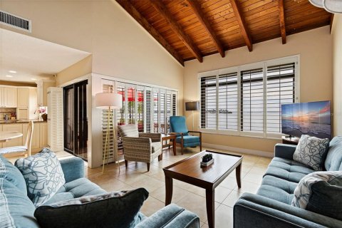Townhouse in Saint Petersburg, Florida 3 bedrooms, 176.98 sq.m. № 2142046 - photo 7