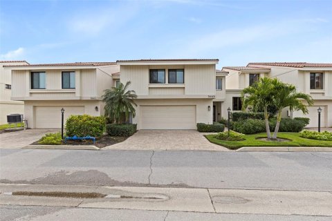 Townhouse in Saint Petersburg, Florida 3 bedrooms, 176.98 sq.m. № 2142046 - photo 2