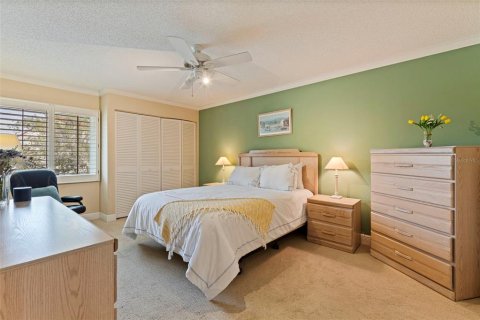 Townhouse in Saint Petersburg, Florida 3 bedrooms, 176.98 sq.m. № 2142046 - photo 15