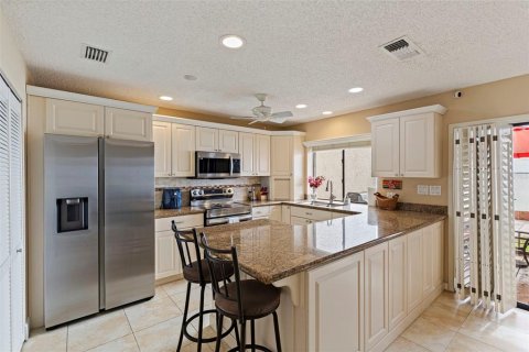 Townhouse in Saint Petersburg, Florida 3 bedrooms, 176.98 sq.m. № 2142046 - photo 11