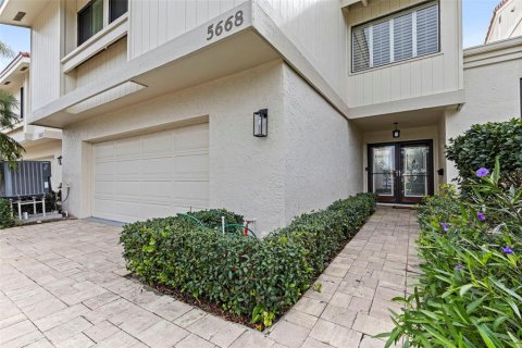 Townhouse in Saint Petersburg, Florida 3 bedrooms, 176.98 sq.m. № 2142046