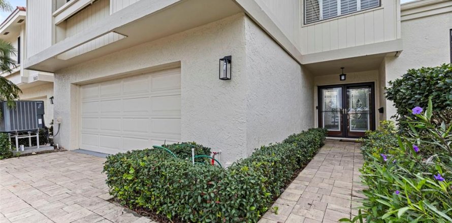 Townhouse in Saint Petersburg, Florida 3 bedrooms, 176.98 sq.m. № 2142046