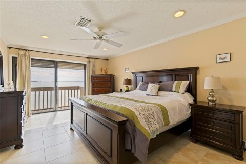 Townhouse in Saint Petersburg, Florida 3 bedrooms, 176.98 sq.m. № 2142046 - photo 17