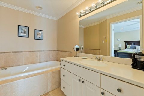 Townhouse in Saint Petersburg, Florida 3 bedrooms, 176.98 sq.m. № 2142046 - photo 19