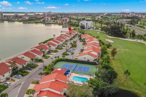 Townhouse in Saint Petersburg, Florida 3 bedrooms, 176.98 sq.m. № 2142046 - photo 26
