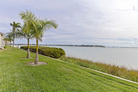 Townhouse in Saint Petersburg, Florida 3 bedrooms, 176.98 sq.m. № 2142046 - photo 25