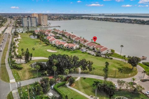 Townhouse in Saint Petersburg, Florida 3 bedrooms, 176.98 sq.m. № 2142046 - photo 3