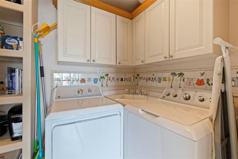 Townhouse in Saint Petersburg, Florida 3 bedrooms, 176.98 sq.m. № 2142046 - photo 23
