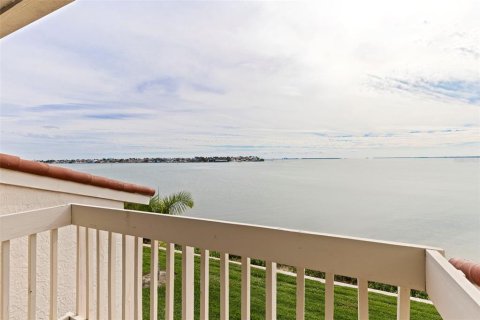 Townhouse in Saint Petersburg, Florida 3 bedrooms, 176.98 sq.m. № 2142046 - photo 20
