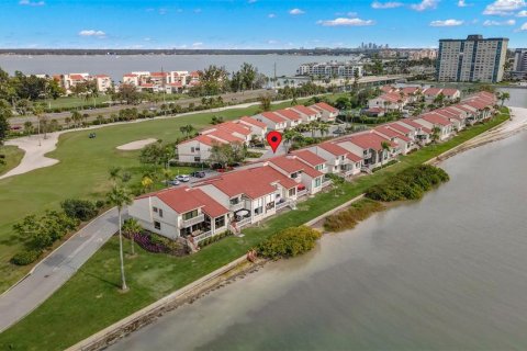 Townhouse in Saint Petersburg, Florida 3 bedrooms, 176.98 sq.m. № 2142046 - photo 4