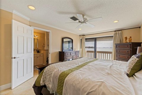 Townhouse in Saint Petersburg, Florida 3 bedrooms, 176.98 sq.m. № 2142046 - photo 18