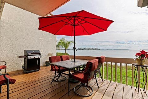 Townhouse in Saint Petersburg, Florida 3 bedrooms, 176.98 sq.m. № 2142046 - photo 21