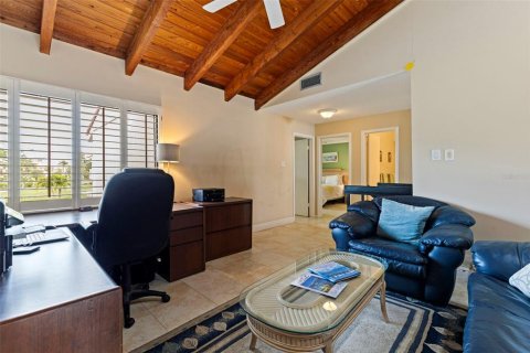Townhouse in Saint Petersburg, Florida 3 bedrooms, 176.98 sq.m. № 2142046 - photo 14