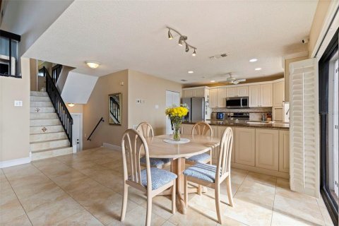 Townhouse in Saint Petersburg, Florida 3 bedrooms, 176.98 sq.m. № 2142046 - photo 10