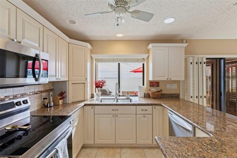 Townhouse in Saint Petersburg, Florida 3 bedrooms, 176.98 sq.m. № 2142046 - photo 12