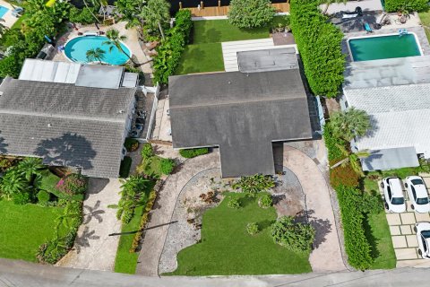 House in Wilton Manors, Florida 3 bedrooms, 137.4 sq.m. № 2189712 - photo 20