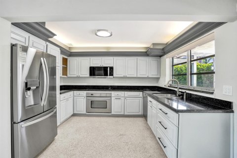 House in Wilton Manors, Florida 3 bedrooms, 137.4 sq.m. № 2189712 - photo 19