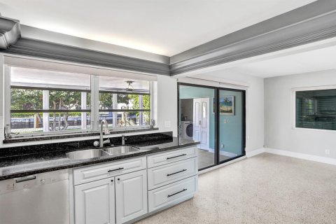 House in Wilton Manors, Florida 3 bedrooms, 137.4 sq.m. № 2189712 - photo 21