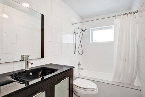 House in Wilton Manors, Florida 3 bedrooms, 137.4 sq.m. № 2189712 - photo 30