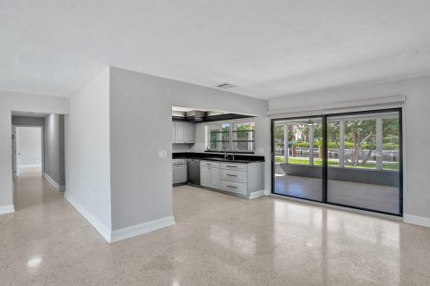 House in Wilton Manors, Florida 3 bedrooms, 137.4 sq.m. № 2189712 - photo 17
