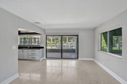 House in Wilton Manors, Florida 3 bedrooms, 137.4 sq.m. № 2189712 - photo 15