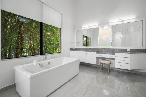 House in Boca Raton, Florida 5 bedrooms, 438.13 sq.m. № 2251554 - photo 30