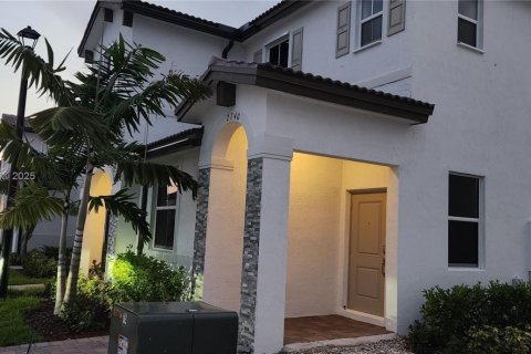 Townhouse in Homestead, Florida 3 bedrooms, 163.04 sq.m. № 1963177 - photo 1