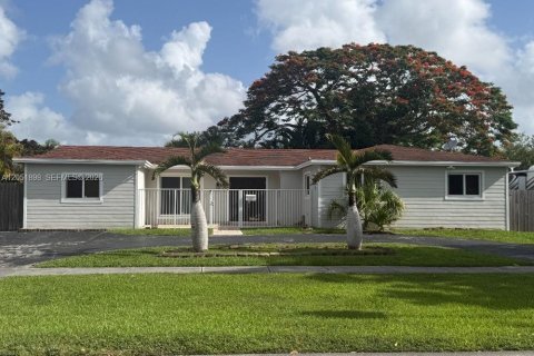 House in Miami, Florida 5 bedrooms, 199.46 sq.m. № 2248696