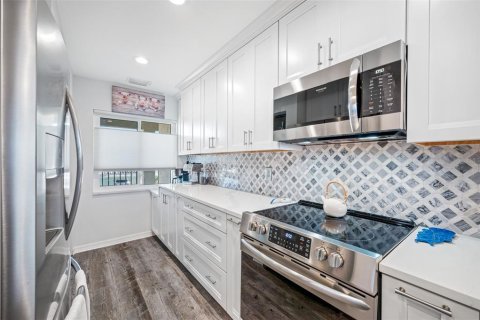 Condo in Port Richey, Florida, 2 bedrooms  № 2348317 - photo 11