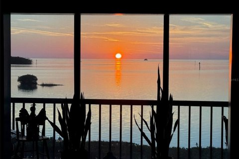 Condo in Port Richey, Florida, 2 bedrooms  № 2348317 - photo 15