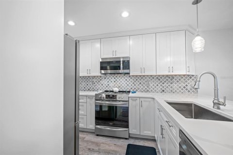 Condo in Port Richey, Florida, 2 bedrooms  № 2348317 - photo 9