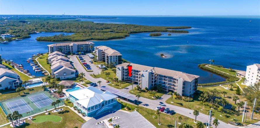 Condo in Port Richey, Florida, 2 bedrooms  № 2348317